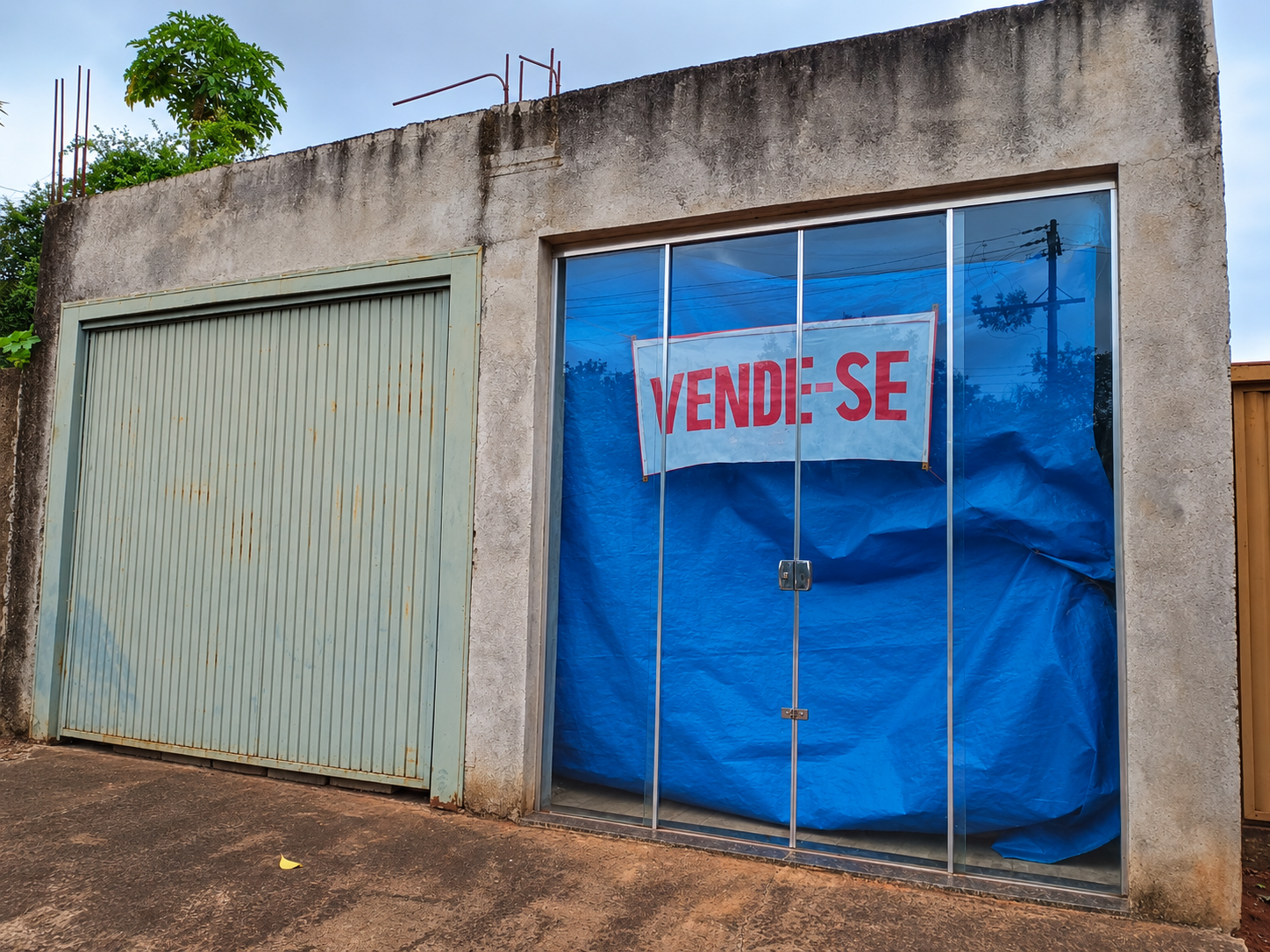VENDE -SE BARRACÃO LOCALIZADO NA AVENIDA BANDEIRANTES
