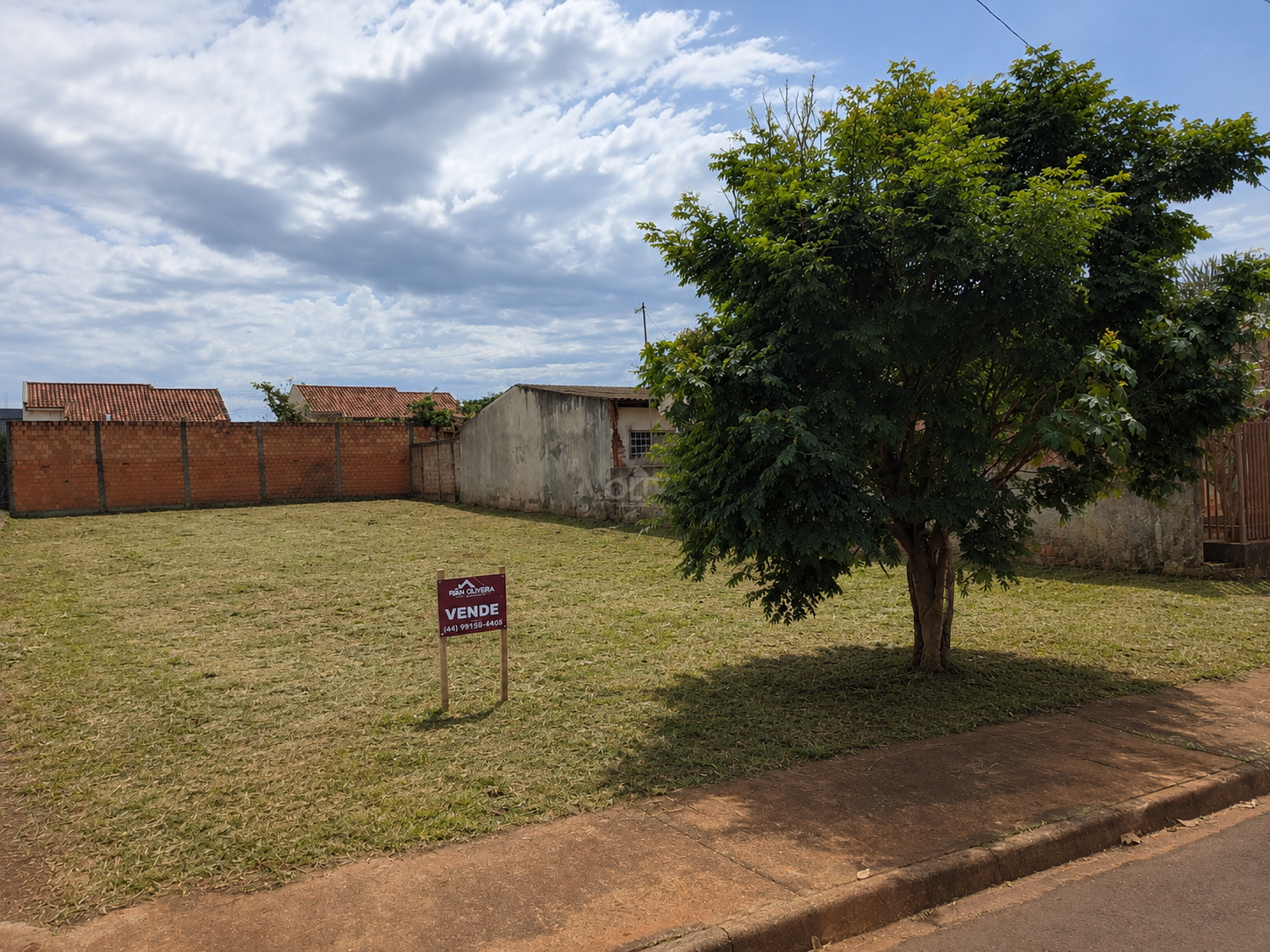 VENDE - SE TERRENO NO JARDIM ARAÇÁ