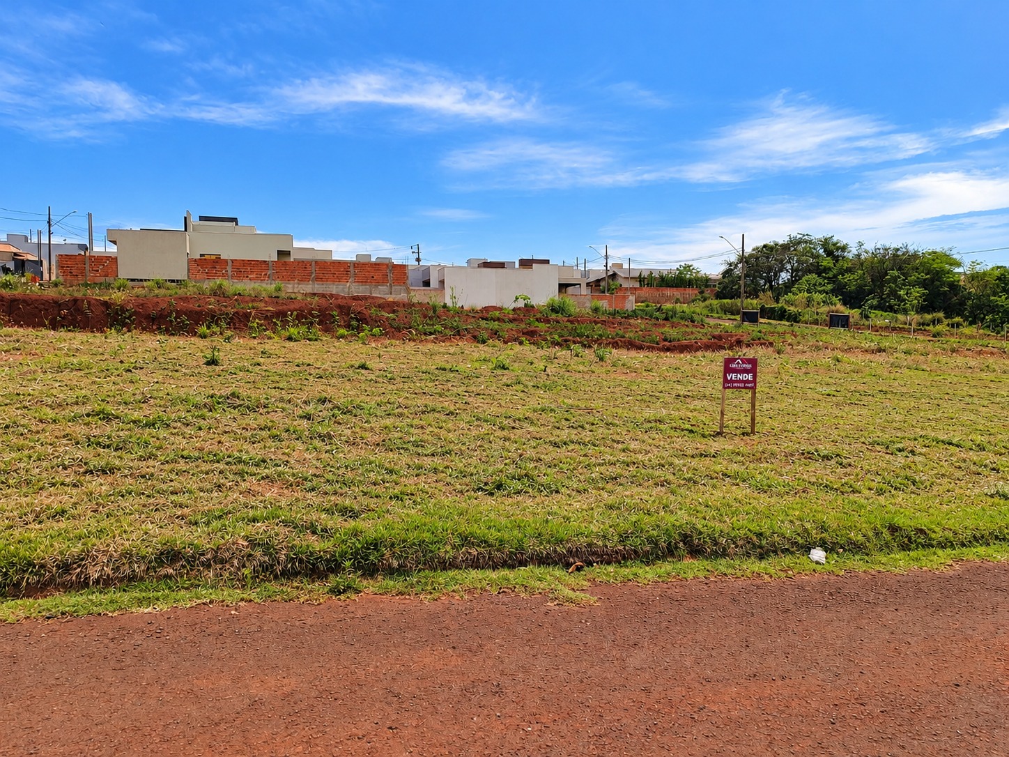 TERRENO Á VENDA EM FRENTE AO LAGO MUNICIPAL !