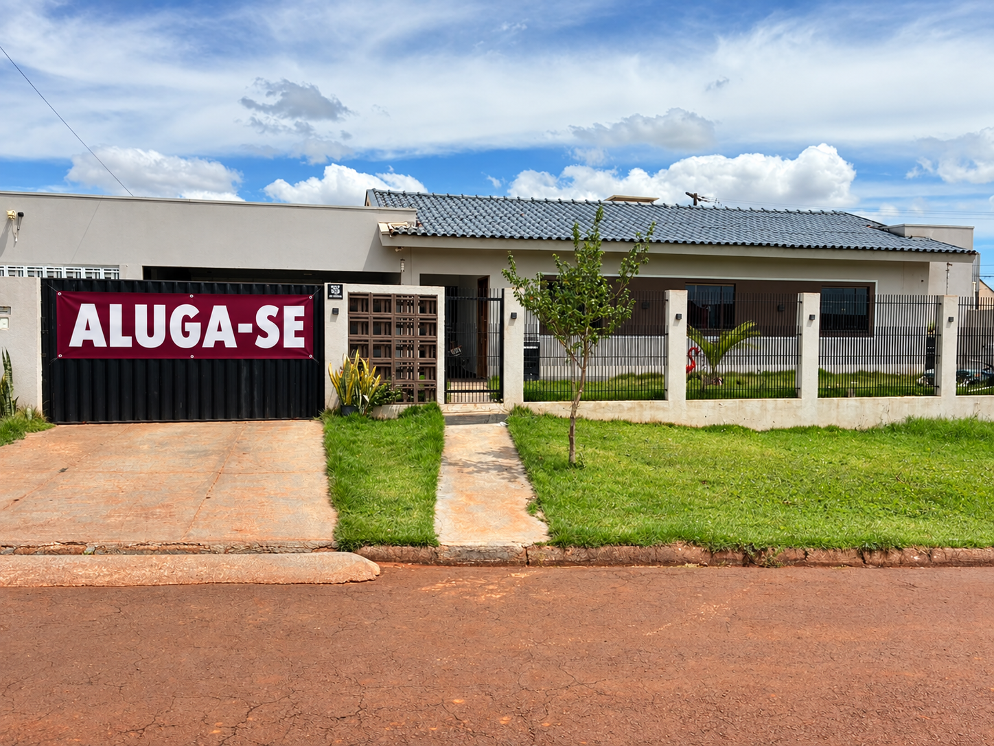 ALUGA - SE  ESTA CASA EM FORMOSA DO OESTE